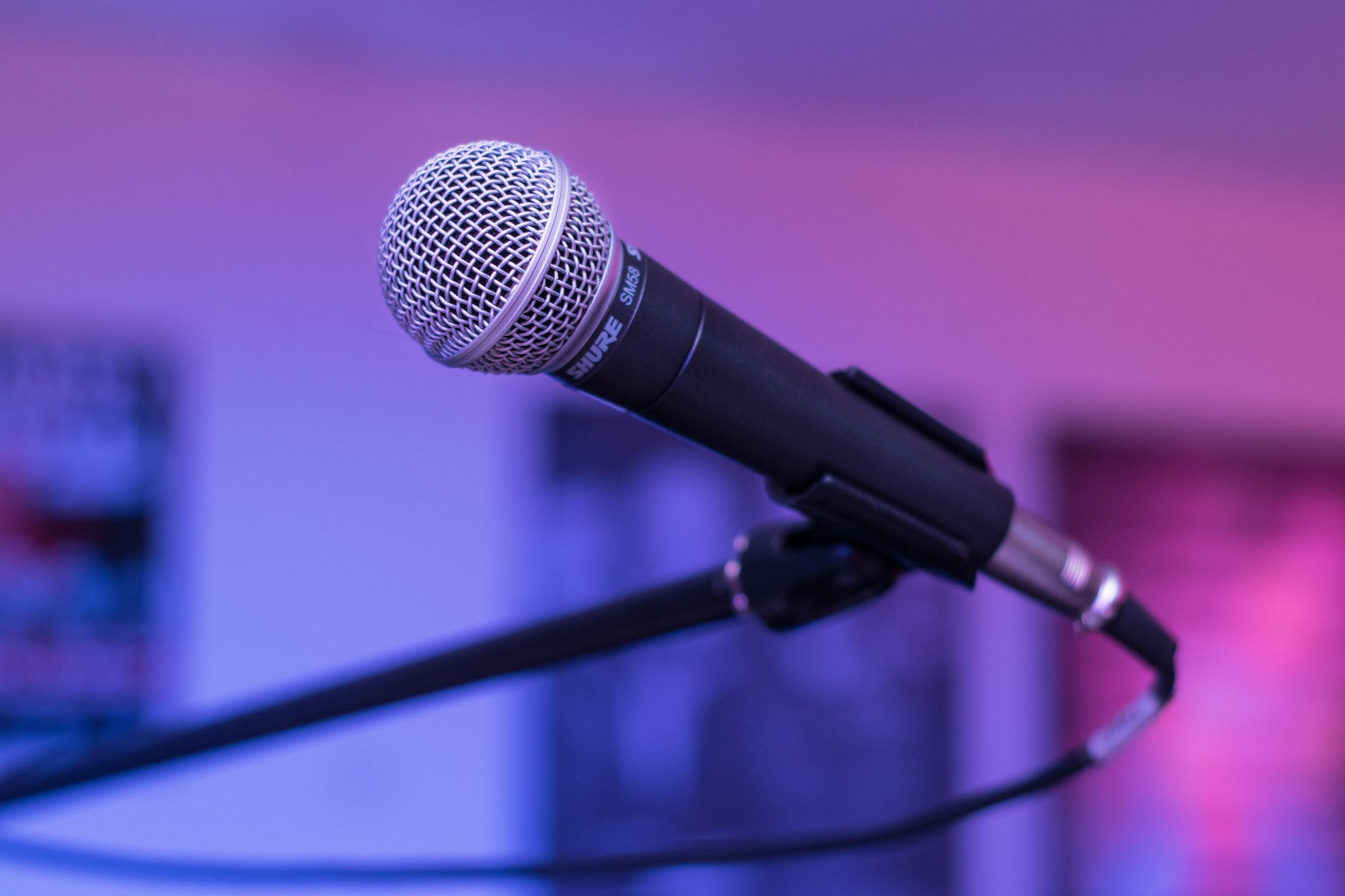 shallow focus photography of black microphone